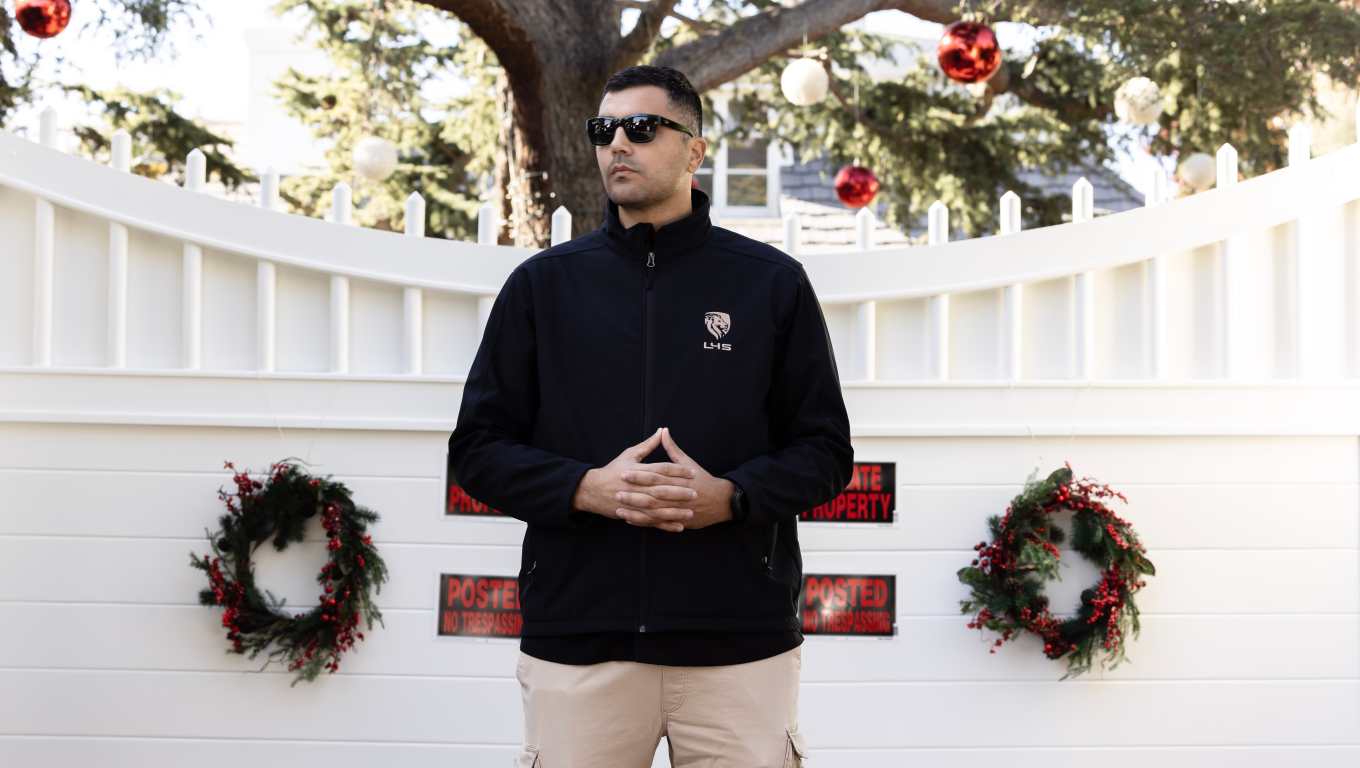 Miembros de seguridad resguardan la residencia de Reiner en Brentwood, Los Ángeles, California. (Foto Prensa Libre: EFE)