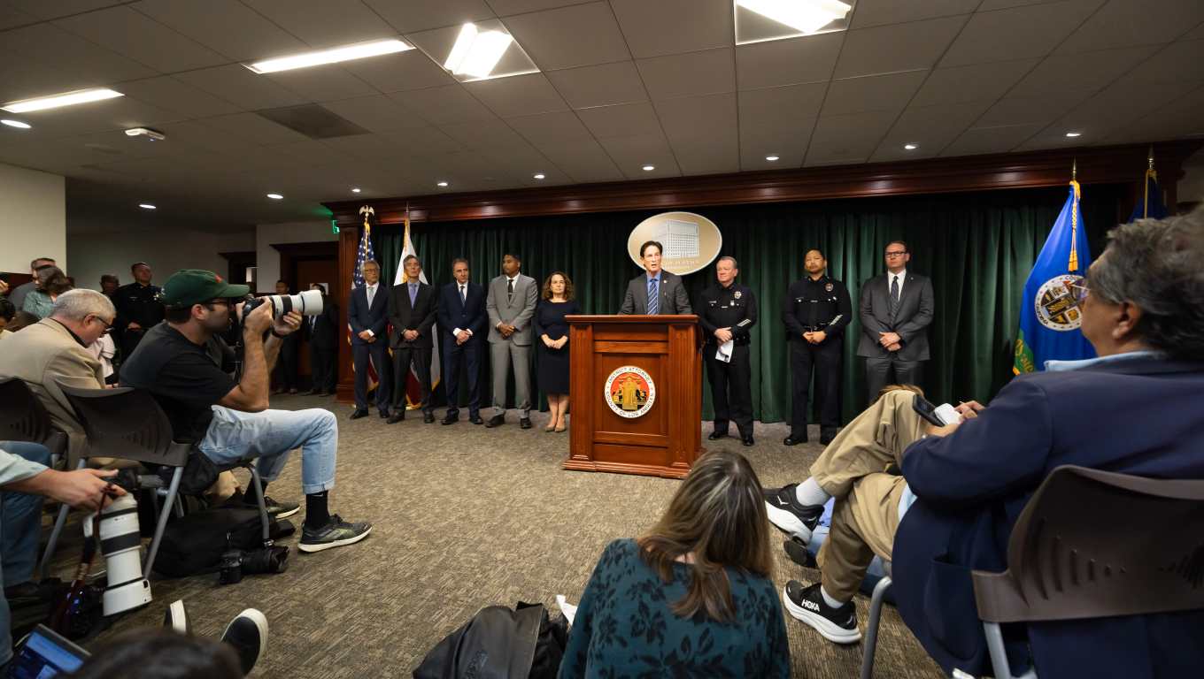 El fiscal de distrito del condado de Los Ángeles, Nathan Hochman (centro), anuncia los cargos de asesinato en primer grado contra Nick Reiner durante una conferencia de prensa celebrada en el Palacio de Justicia en el centro de Los Ángeles, California. (Foto Prensa Libre: EFE)