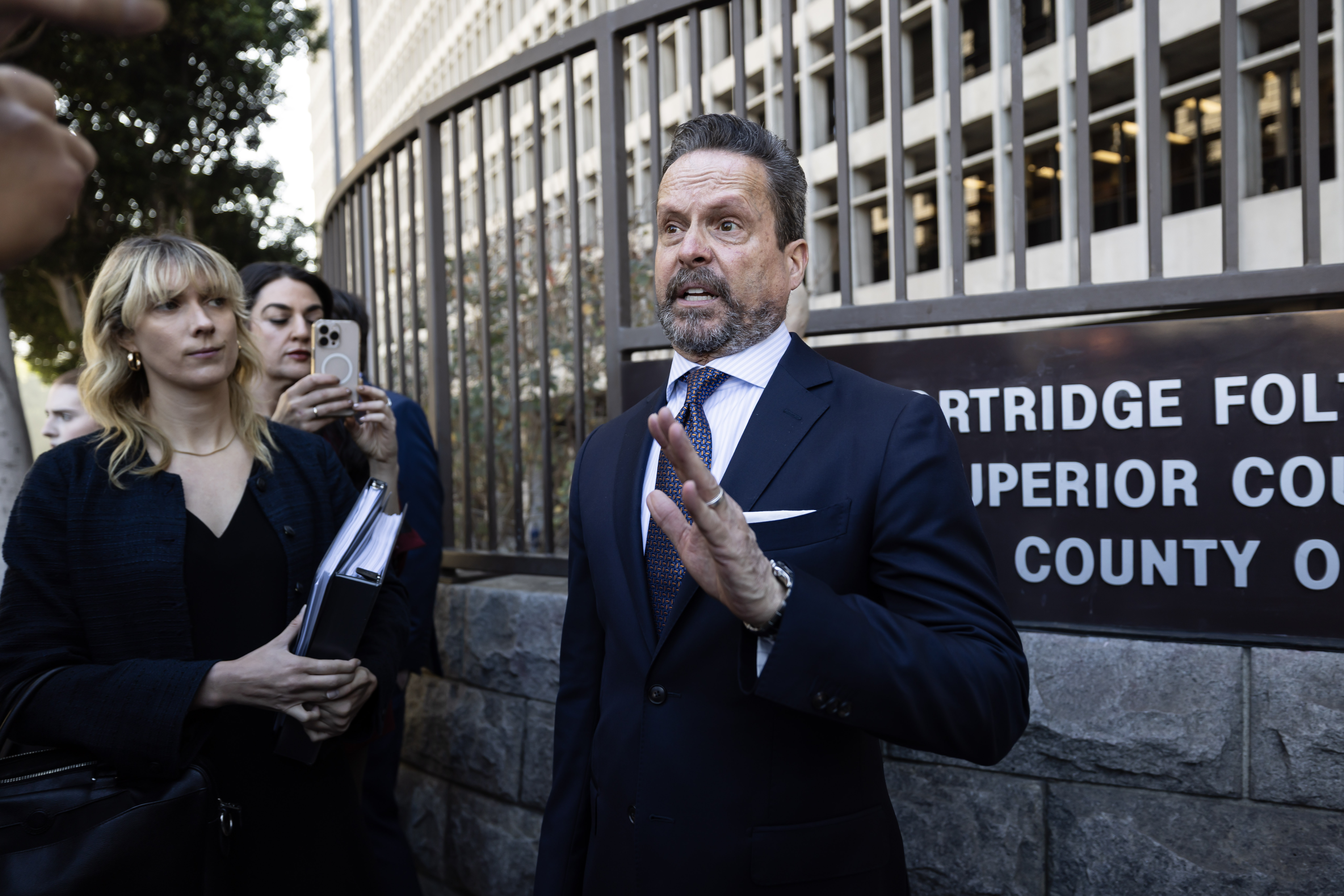 El abogado defensor estadounidense Alan Jackson (der.), representante de Nick Reiner, hijo del difunto director estadounidense, indicó que su cliente no se presentará en la corte el martes 23 de diciembre por razones médicas. (Foto Prensa Libre: EFE)