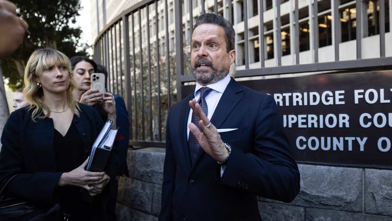 El abogado defensor estadounidense Alan Jackson (der.), representante de Nick Reiner, hijo del difunto director estadounidense, indicó que su cliente no se presentará en la corte el martes 23 de diciembre por razones médicas. (Foto Prensa Libre: EFE)