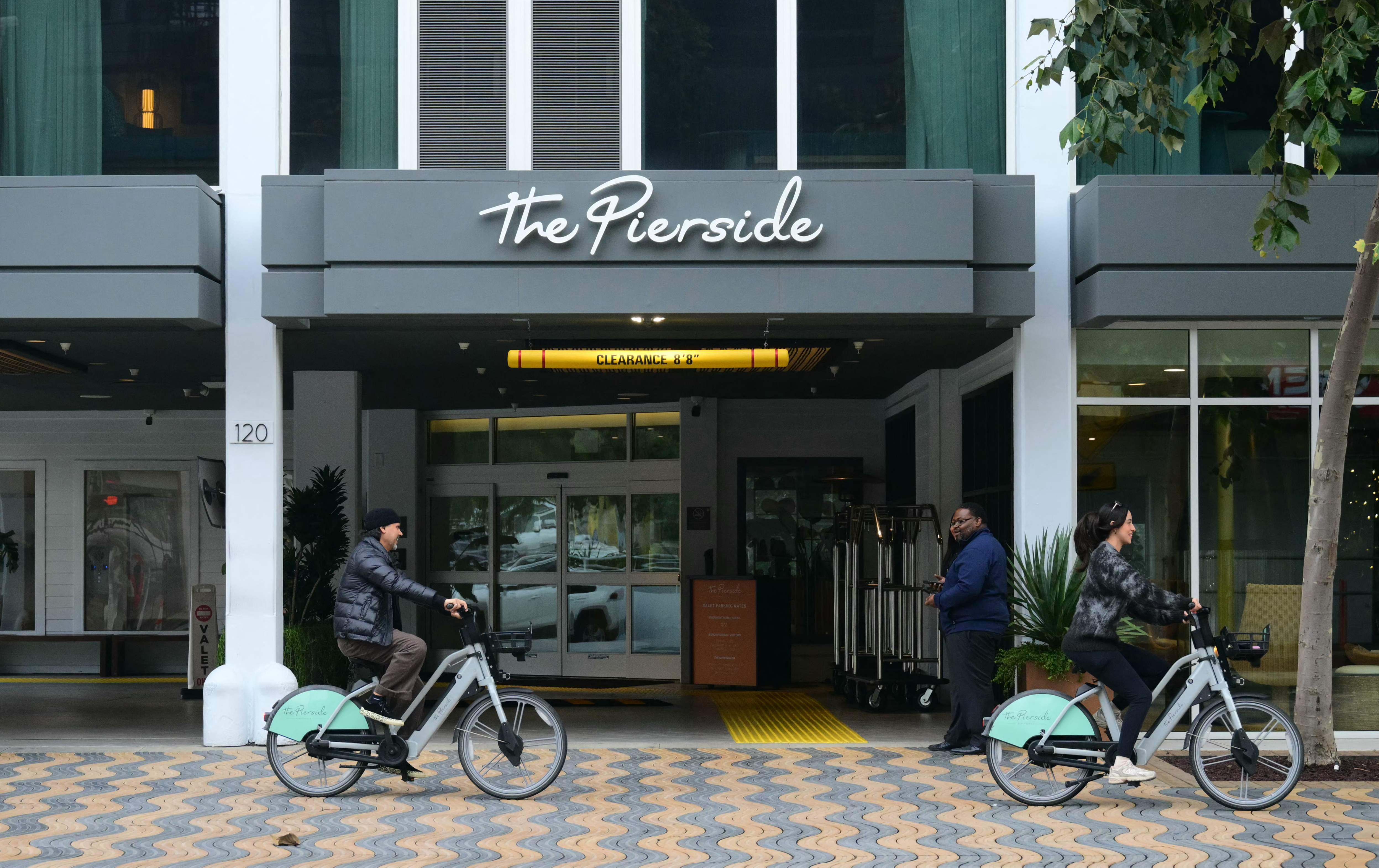 Vista del exterior del hotel The Pierside Santa Monica, donde medios estadounidenses informaron que Nick Reiner se registró y el personal de limpieza supuestamente encontró sangre en la habitación, en Santa Mónica, California. Nick Reiner, de 32 años, quien tiene antecedentes de abuso de sustancias desde su adolescencia, podría enfrentar la pena de muerte si es declarado culpable de dos cargos de asesinato en primer grado de sus padres. (Foto Prensa Libre: AFP)