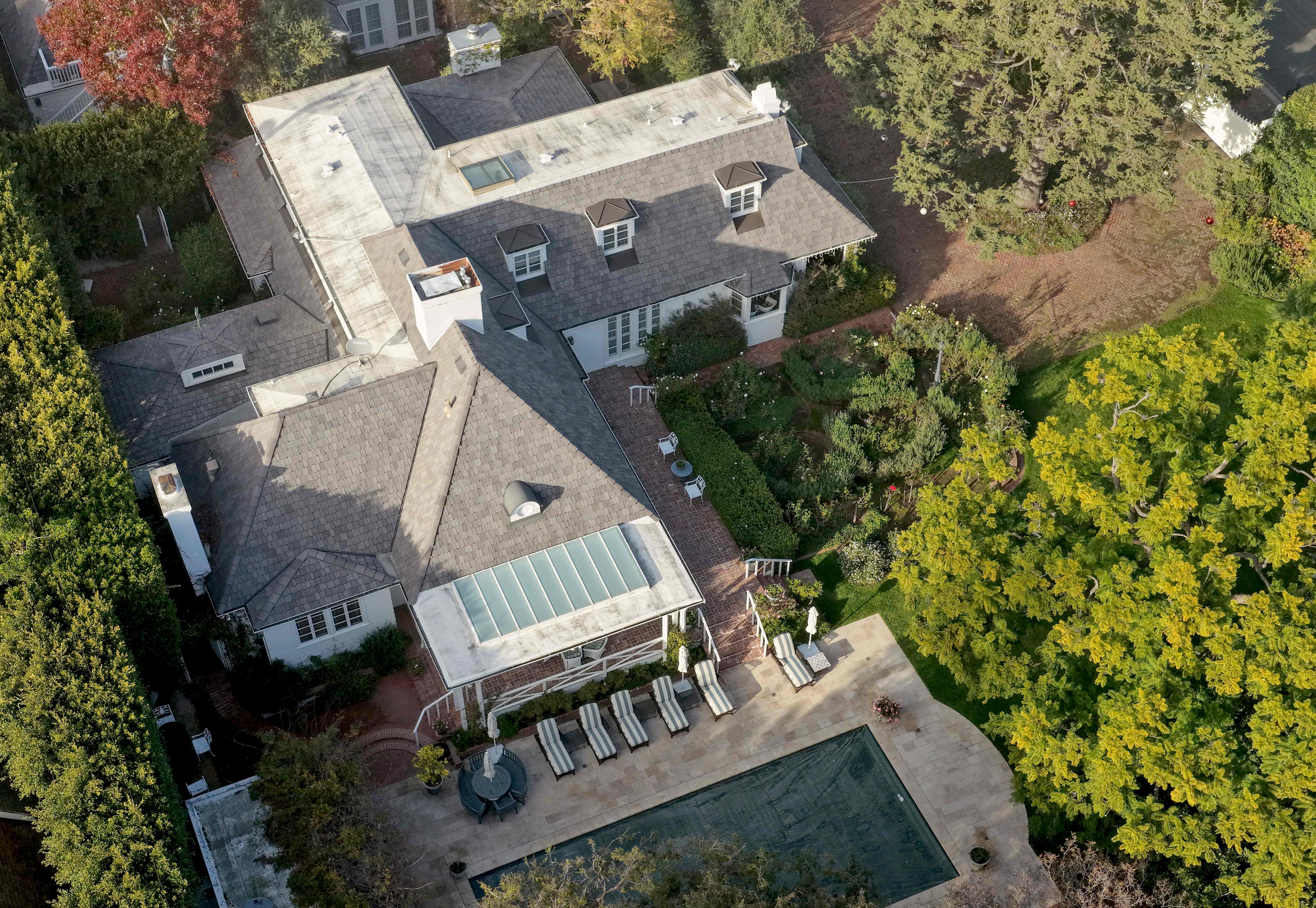 Vista aérea de la casa donde se encontraron los cadáveres de Rob Reiner de 78 años y su esposa Michelle Reiner de 68 la noche del 14 de diciembre de 2025 en Brentwood, California. Los cuerpos presentaban múltiples puñaladas. (Foto Prensa Libre: AFP)