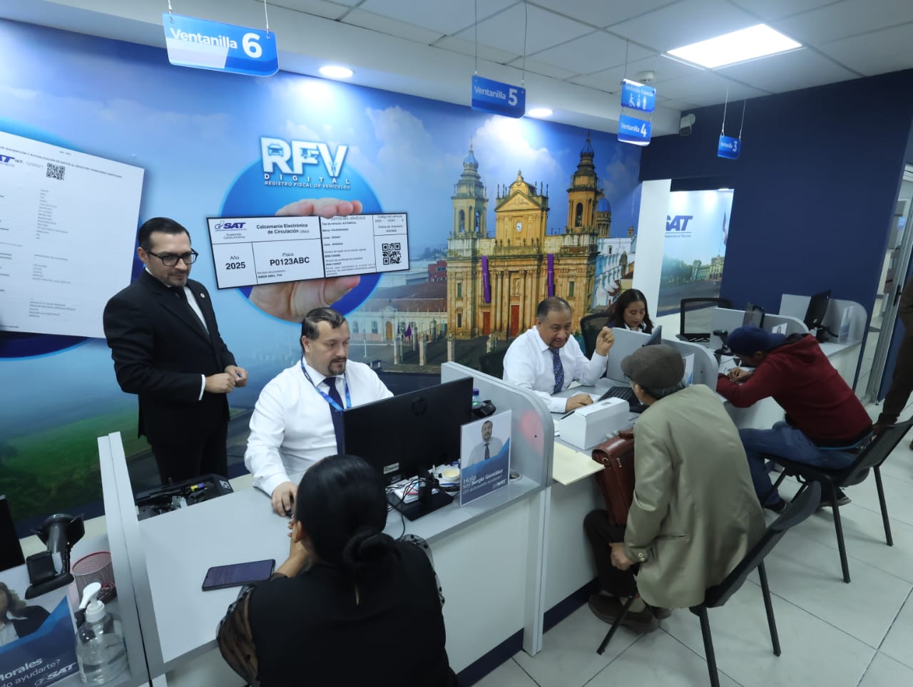 La SAT notificó a siete mil 928 contribuyentes que recibieron el primer y segundo aviso de suspensión del régimen del IVA por omisos sustantivos. En la imagen, el superintendente Werner Ovalle (de pie) visita las nuevas instalaciones de atención al contribuyente en la agencia tributaria de Dubai Center, zona 10 de la capital. (Foto Prensa Libre: Cortesía)