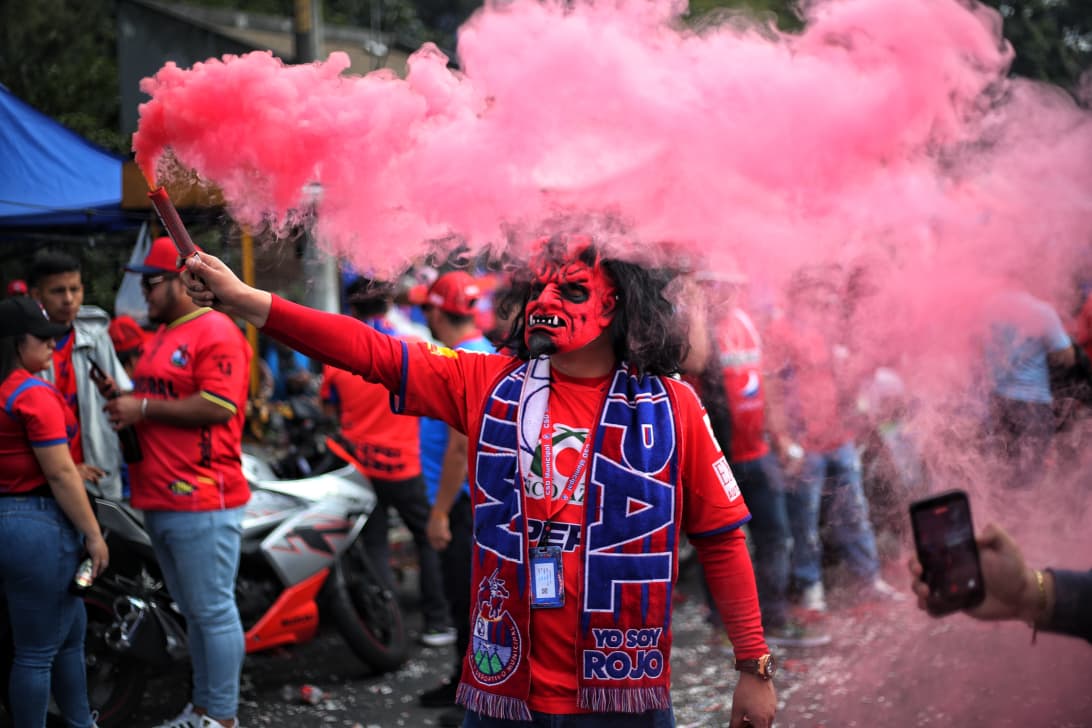 Final del futbol guatemalteco entre los rojos del Municipal y Antigua.'