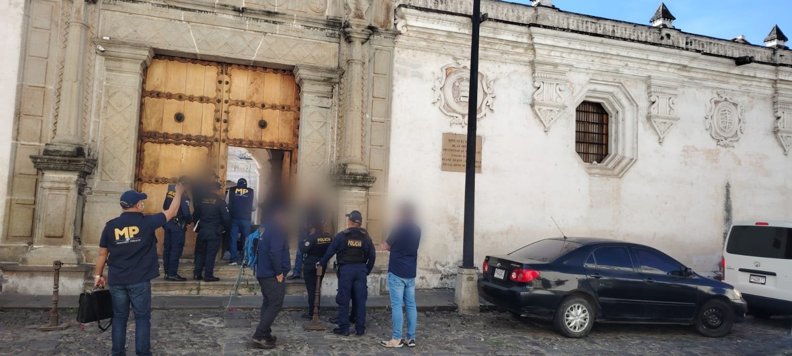 Fiscales del Ministerio Público ingresan al Museo de Arte Colonial de La Antigua Guatemala durante diligencias por protección del patrimonio cultural