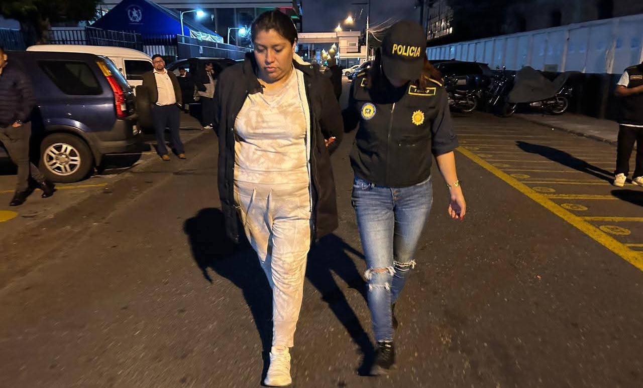 Damaris Xiomara Velásquez Figueroa es detenida por agentes de la PNC en la zona 6 capitalina, señalada de colaborar con “el Sniper”, reo fugado de Fraijanes 2. (Foto Prensa Libre: PNC)