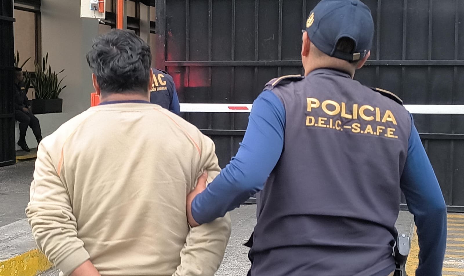 Investigadores del SAFE-DEIC arrestan a Henry “M” en la FAG, zona 13, tras llegar deportado desde Texas. (Foto Prensa Libre: PNC)