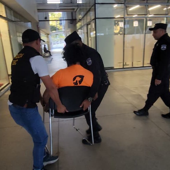 Carlos “L” fue capturado mientras era atendido en el Hospital Modular de Chiquimula. (Foto Prensa Libre: PNC)