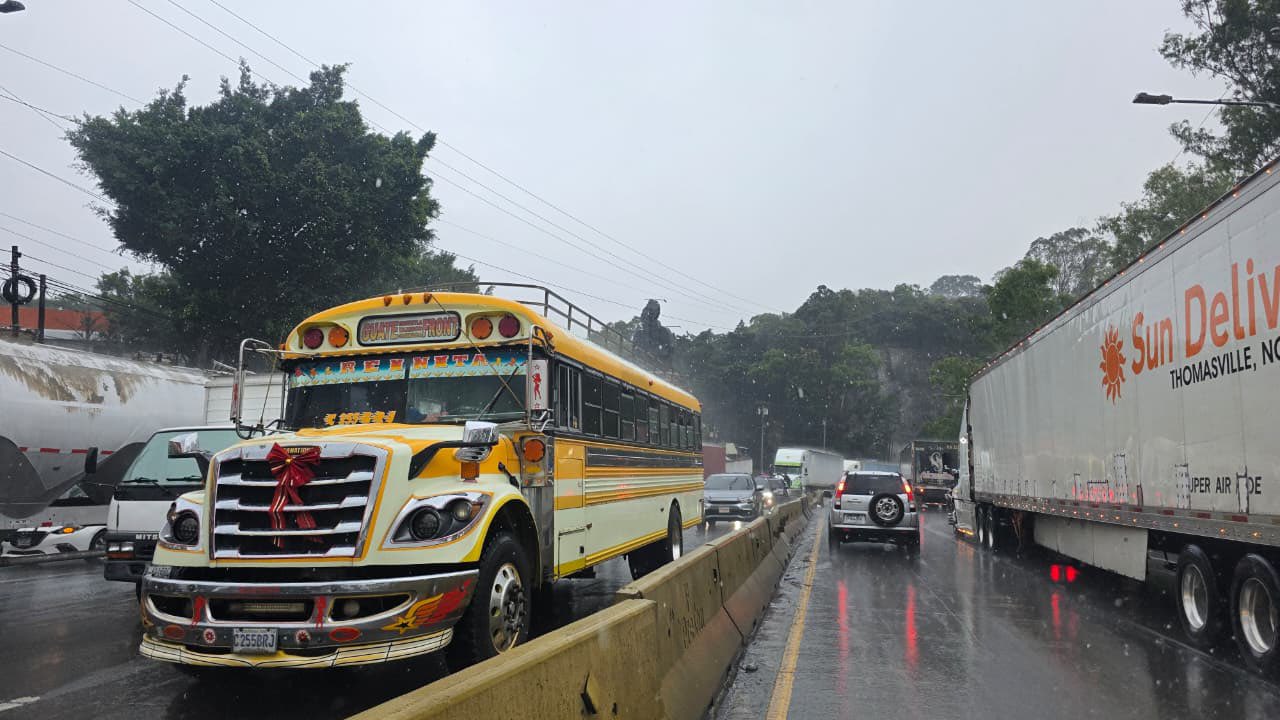 Conductores avanzan con dificultad por la ruta al Pacífico, en Villa Nueva, debido a la intensa lluvia y la carga vehicular. (Foto Prensa Libre: PMT de Villa Nueva)