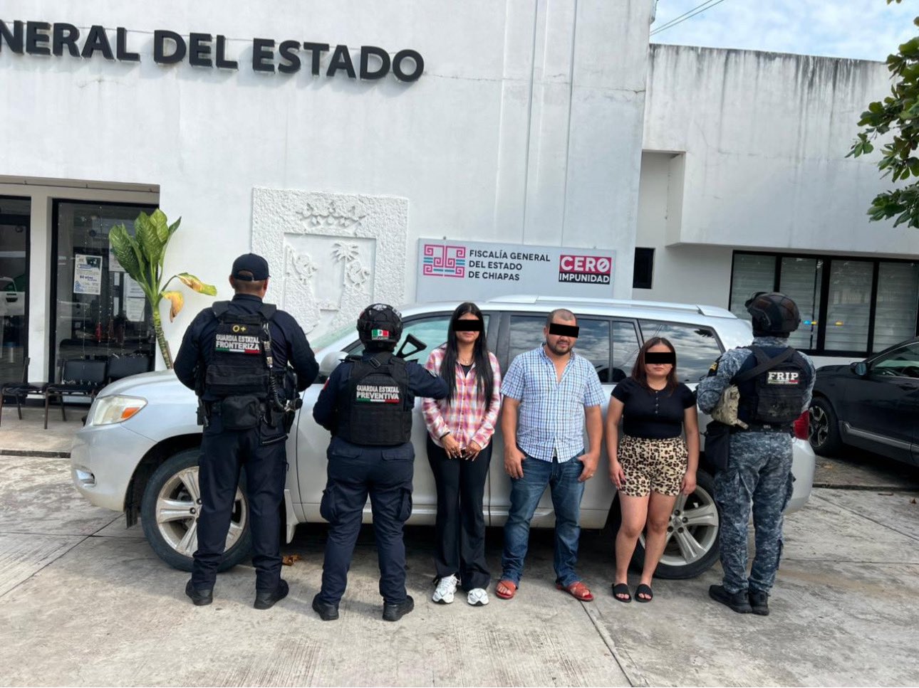 Autoridades de Chiapas, México, trasladan a los tres adultos capturados por presunta retención ilegal de un menor guatemalteco. (Foto Prensa Libre: Tomada de @sspchiapas)