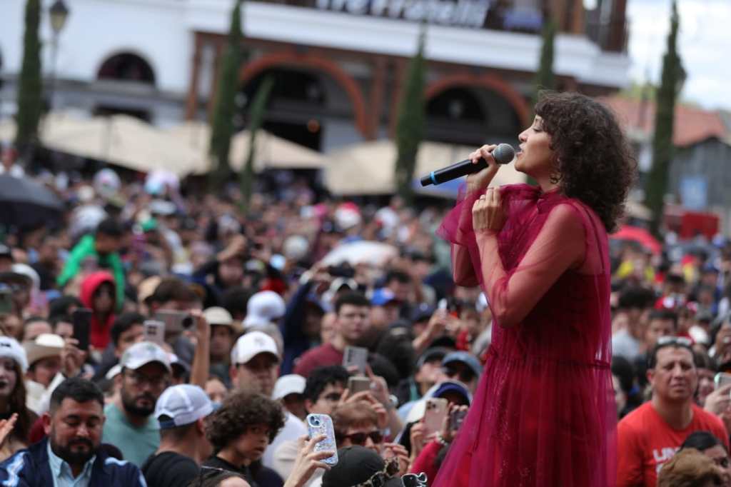 Gaby Moreno - Desfile de Globos Gigantes