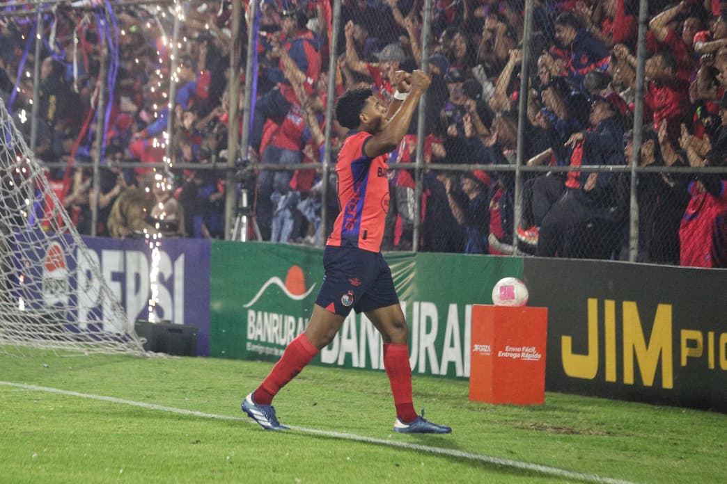 Final del futbol guatemalteco entre Rojos y Antigua GFC'