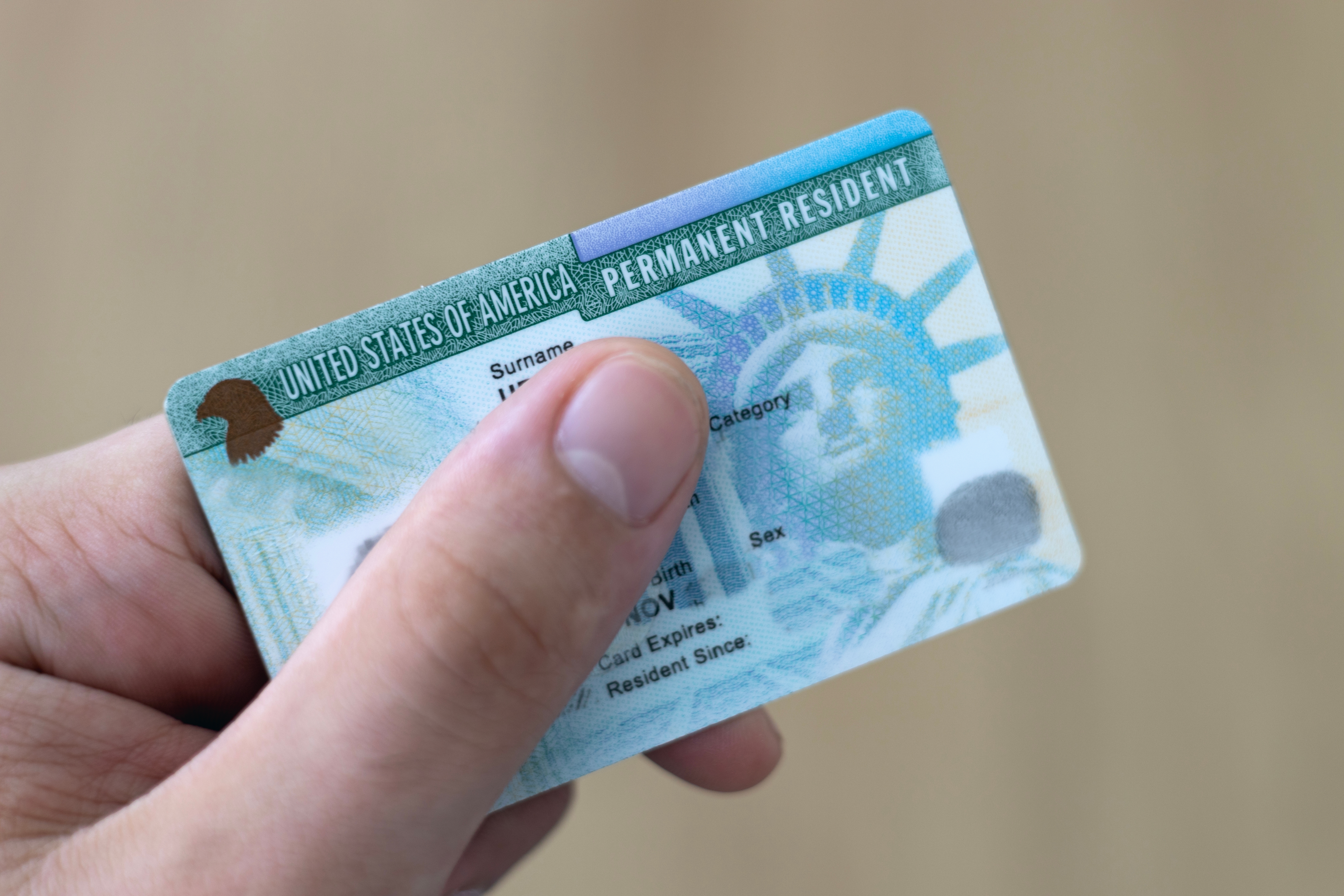 ¿Revocaciones de Green Cards? Los cambios para migrantes provenientes de los 19 países vetados