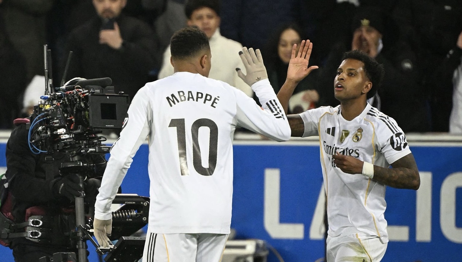 Real Madrid gana 2-1 al Alavés con gol agónico de Rodrygo y alivia la presión sobre Xabi Alonso