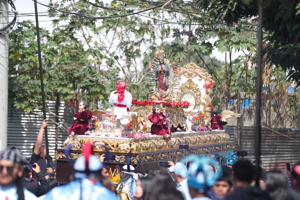 Imagen consagrada de la Virgen de Guadalupe recorre Guajitos durante 36 horas de rezado (