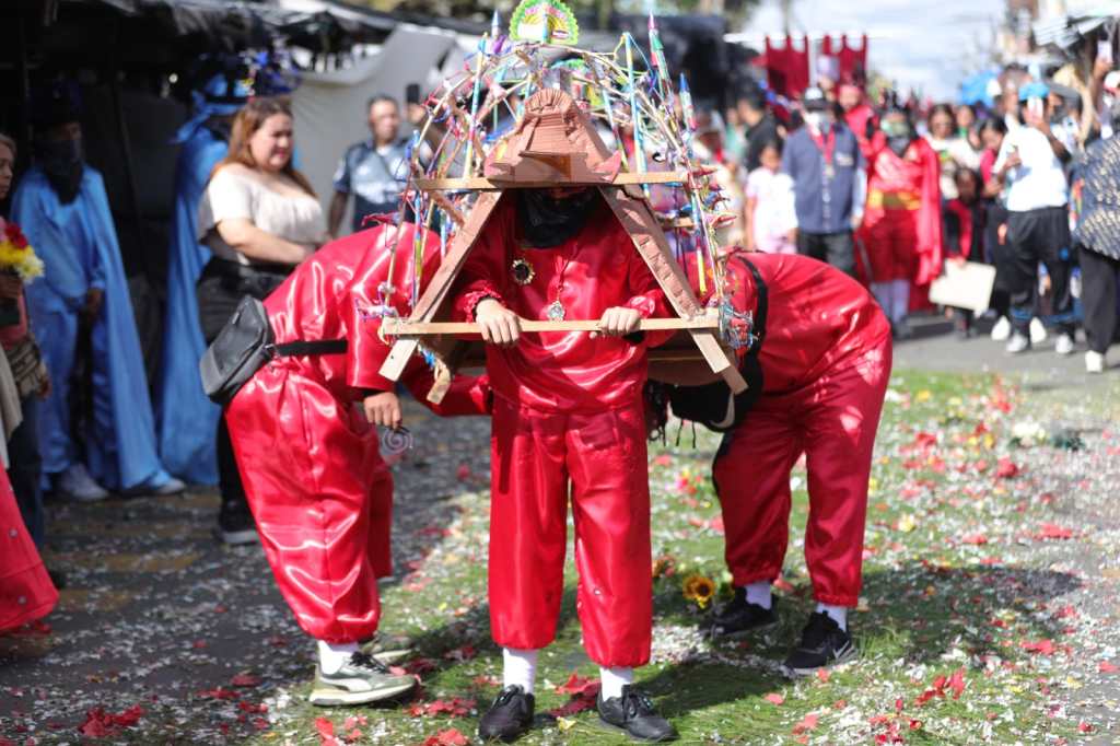Imagen consagrada de la Virgen de Guadalupe recorre Guajitos durante 36 horas de rezado 