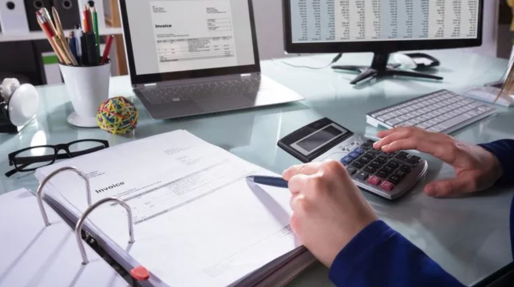 Impuestos persona haciendo cuentas 5