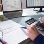 Impuestos persona haciendo cuentas 5