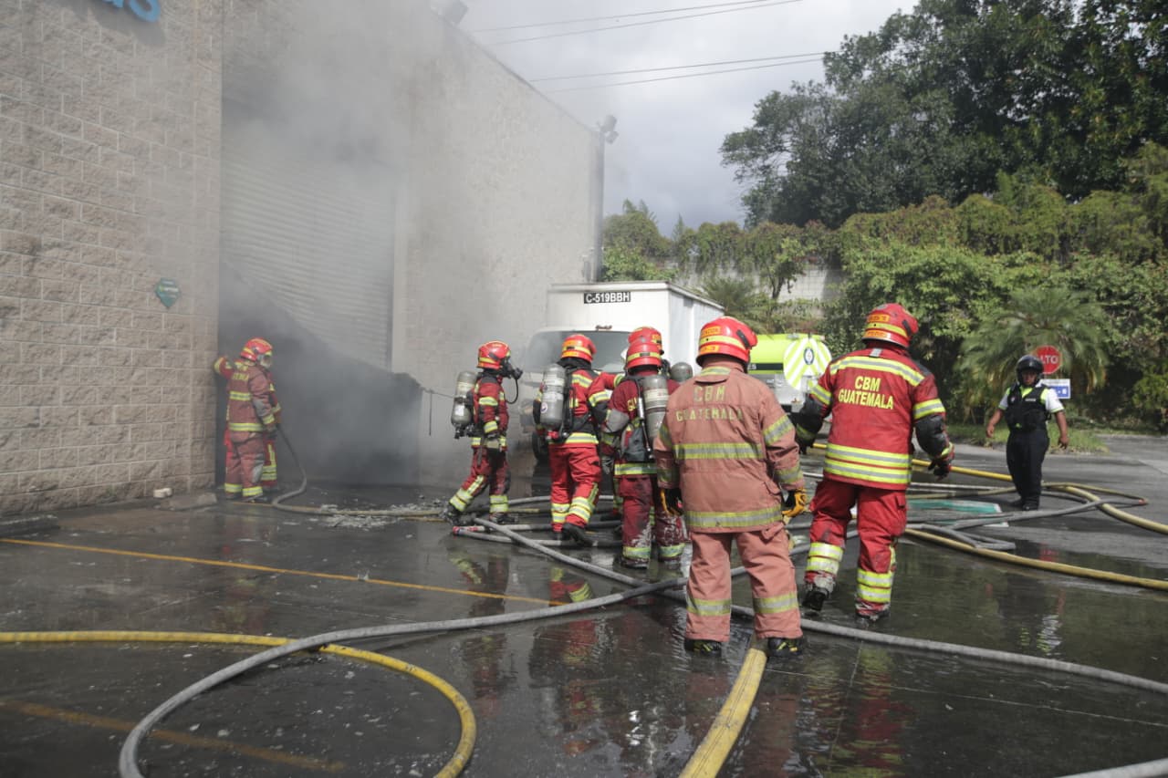 Socorristas sofocan las llamas en un incendio registrado en la calzada Raúl Aguilar Batres. (Foto Prensa Libre: María Renée Barrientos)