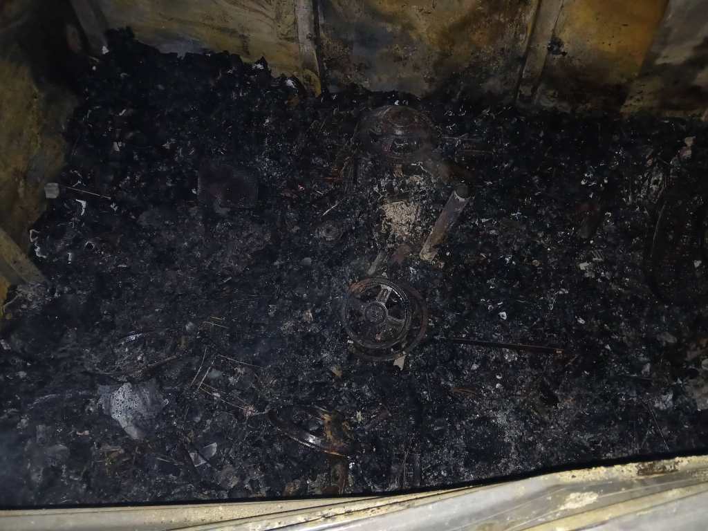Objetos totalmente carbonizados en un área afectada por el incendio en el mercado municipal de Chiquimulilla, Santa Rosa.