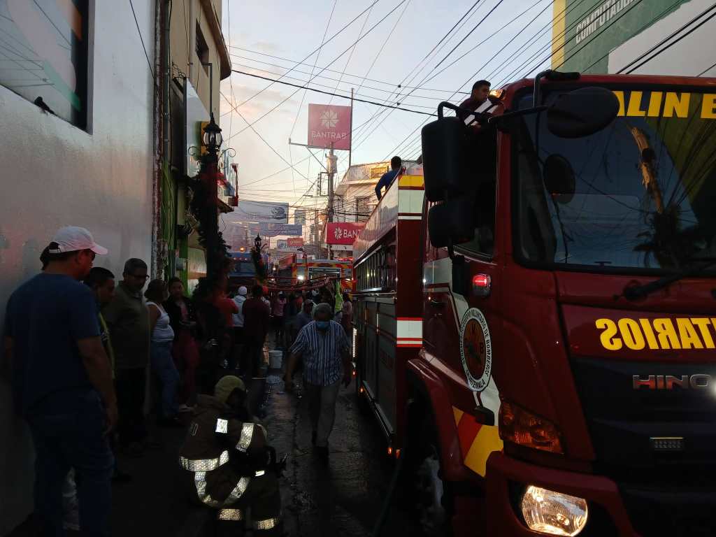 Motobombas de Bomberos Voluntarios de Escuintla y otras compañías apoyan el combate del incendio en el mercado municipal de Chiquimulilla, Santa Rosa.