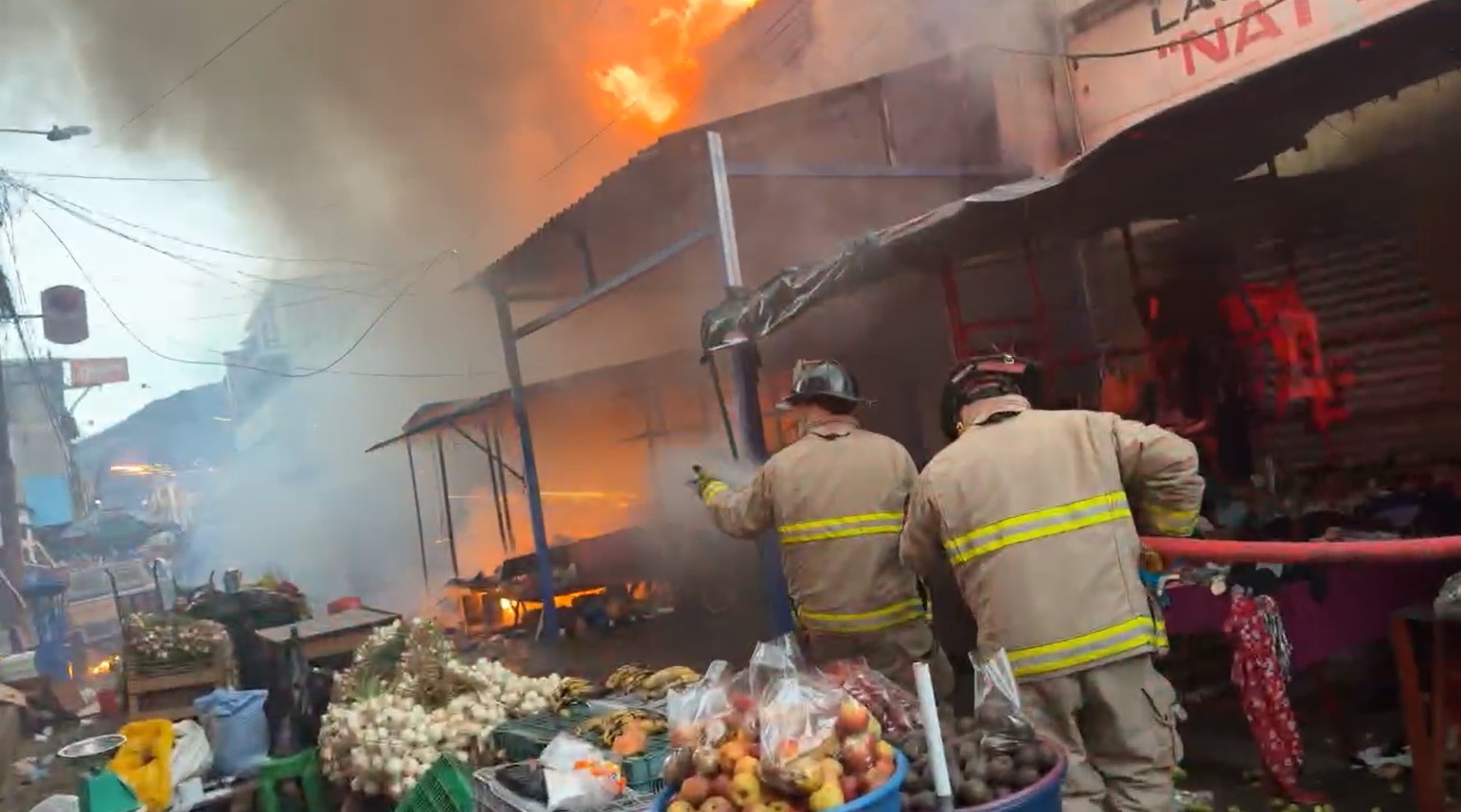 Explosiones, gritos y caos: videos muestran el pánico que causó incendio en venta de pirotecnia en Jalapa