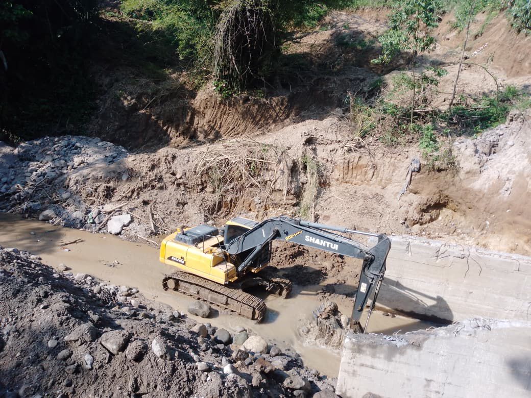 Las condiciones favorables del clima y la eliminación de la humedad en los suelos son las principales razones que han permitido agilizar los trabajos en los kilómetros 189 y 194 de la ruta Cito-Zarco. (Foto Prensa Libre: Cortesía Covial)