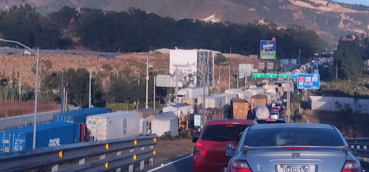 Accidentes complican el tránsito en las rutas al Pacífico y al Atlántico