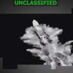 Una de las tres lanchas presuntamente cargadas con droga es destruida por un ataque aéreo de EE. UU., en aguas internacionales cercanas al Caribe sur. (Foto Prensa Libre: Captura de pantalla de video publicado por @Southcom)