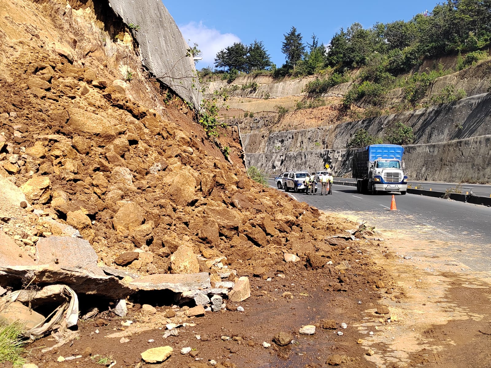 Imágenes del derrumbe en el km 61 del libramiento de Chimaltenango