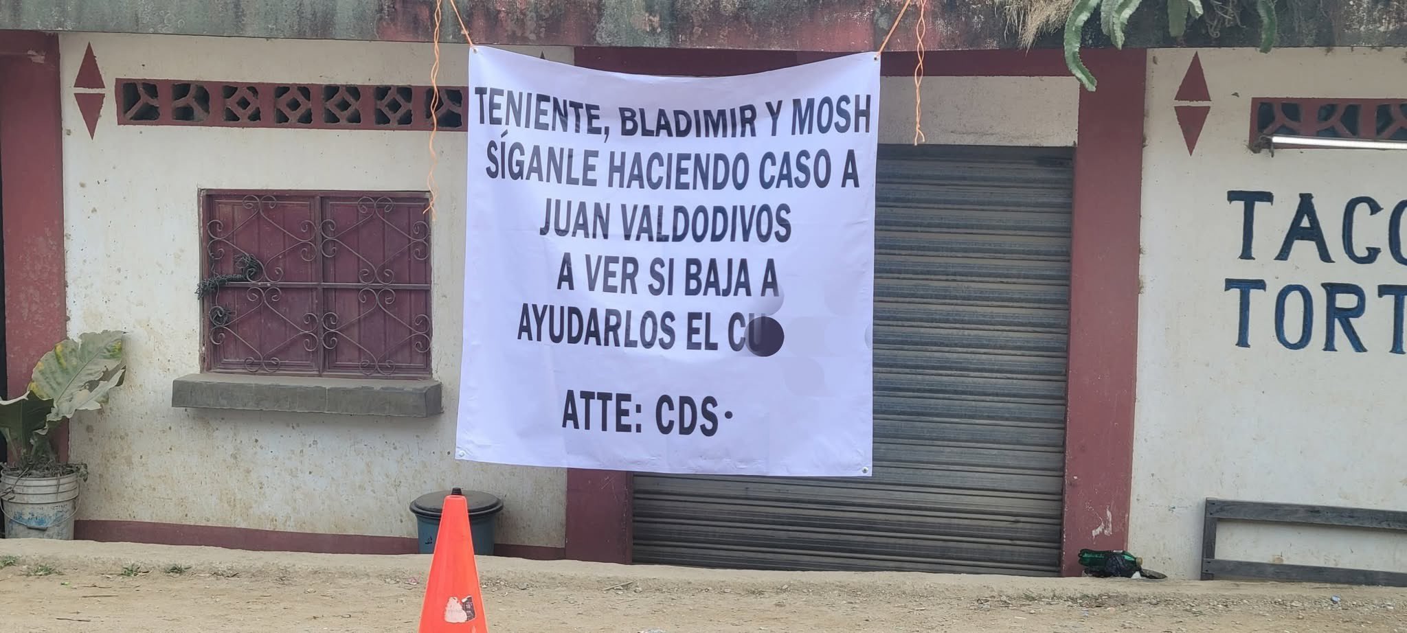 Manta en Tacaná, San Marcos, con mensajes sobre presuntos cabecillas del Cártel Chiapas‑Guatemala