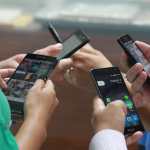 Imagen de referencia: varias personas sosteniendo sus teléfonos móviles, relacionada con la portabilidad numérica en Guatemala. Imagen de referencia: varias personas sosteniendo sus teléfonos móviles, relacionada con la portabilidad numérica en Guatemala.