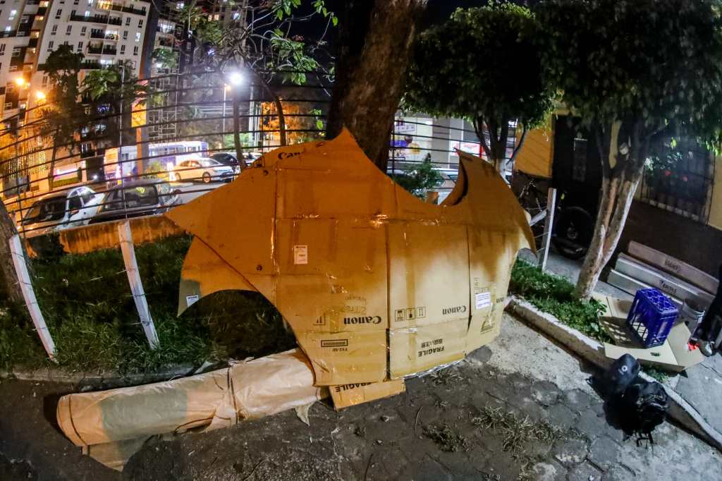 PREPARATIVOS QUEMA DEL DIABLO. Se prepara un tema para la edicin dominical de Prensa Libre en donde se hablar de los preparativos para la quema del diablo de unos grupos que con el paso del tiempo, su diablo, se ha vuelto famoso. En la imagen, diablo que ser quemado en la zona 5 de la capital, en la Colonia Arrivillaga. Juan Diego Gonzlez. 021225