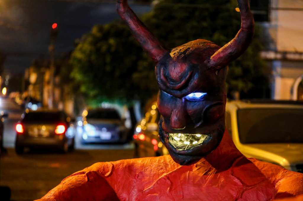 PREPARATIVOS QUEMA DEL DIABLO. Se prepara un tema para la edicin dominical de Prensa Libre en donde se hablar de los preparativos para la quema del diablo de unos grupos que con el paso del tiempo, su diablo, se ha vuelto famoso. En la imagen, diablo que ser quemado en la zona 5 de la capital, en la Colonia Arrivillaga.

Juan Diego Gonzlez.  021225