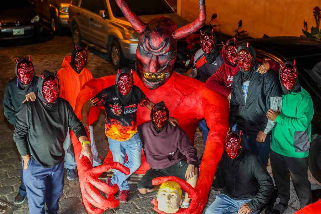 PREPARATIVOS QUEMA DEL DIABLO. Se prepara un tema para la edicin dominical de Prensa Libre en donde se hablar de los preparativos para la quema del diablo de unos grupos que con el paso del tiempo, su diablo, se ha vuelto famoso. En la imagen, diablo que ser quemado en la zona 5 de la capital, en la Colonia Arrivillaga.

Juan Diego Gonzlez.  021225