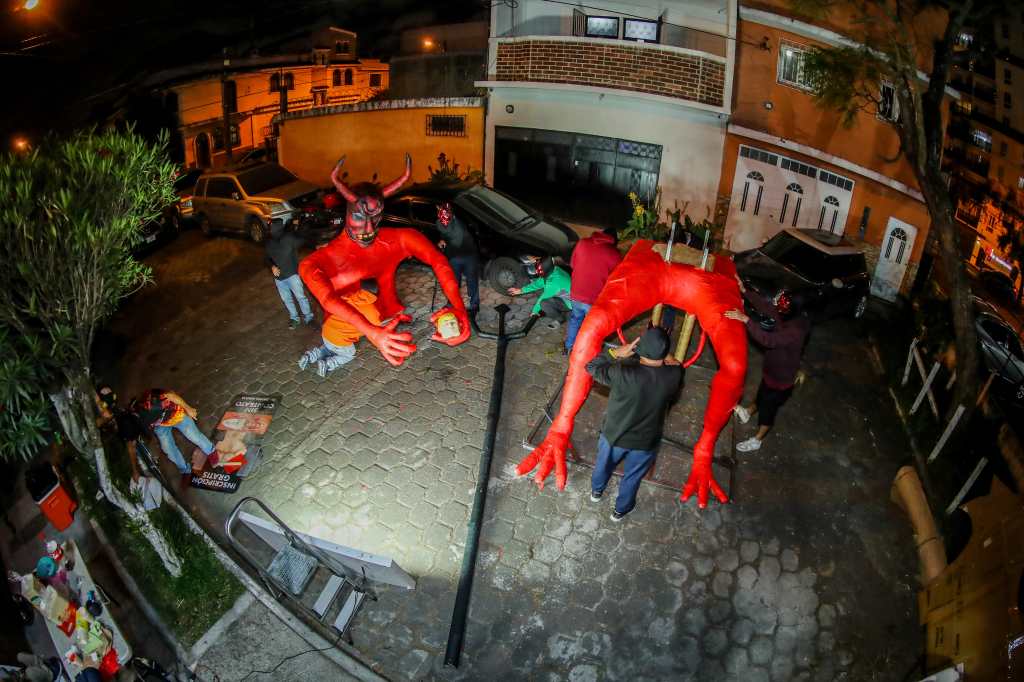 PREPARATIVOS QUEMA DEL DIABLO. Se prepara un tema para la edicin dominical de Prensa Libre en donde se hablar de los preparativos para la quema del diablo de unos grupos que con el paso del tiempo, su diablo, se ha vuelto famoso. En la imagen, diablo que ser quemado en la zona 5 de la capital, en la Colonia Arrivillaga.

Juan Diego Gonzlez.  021225