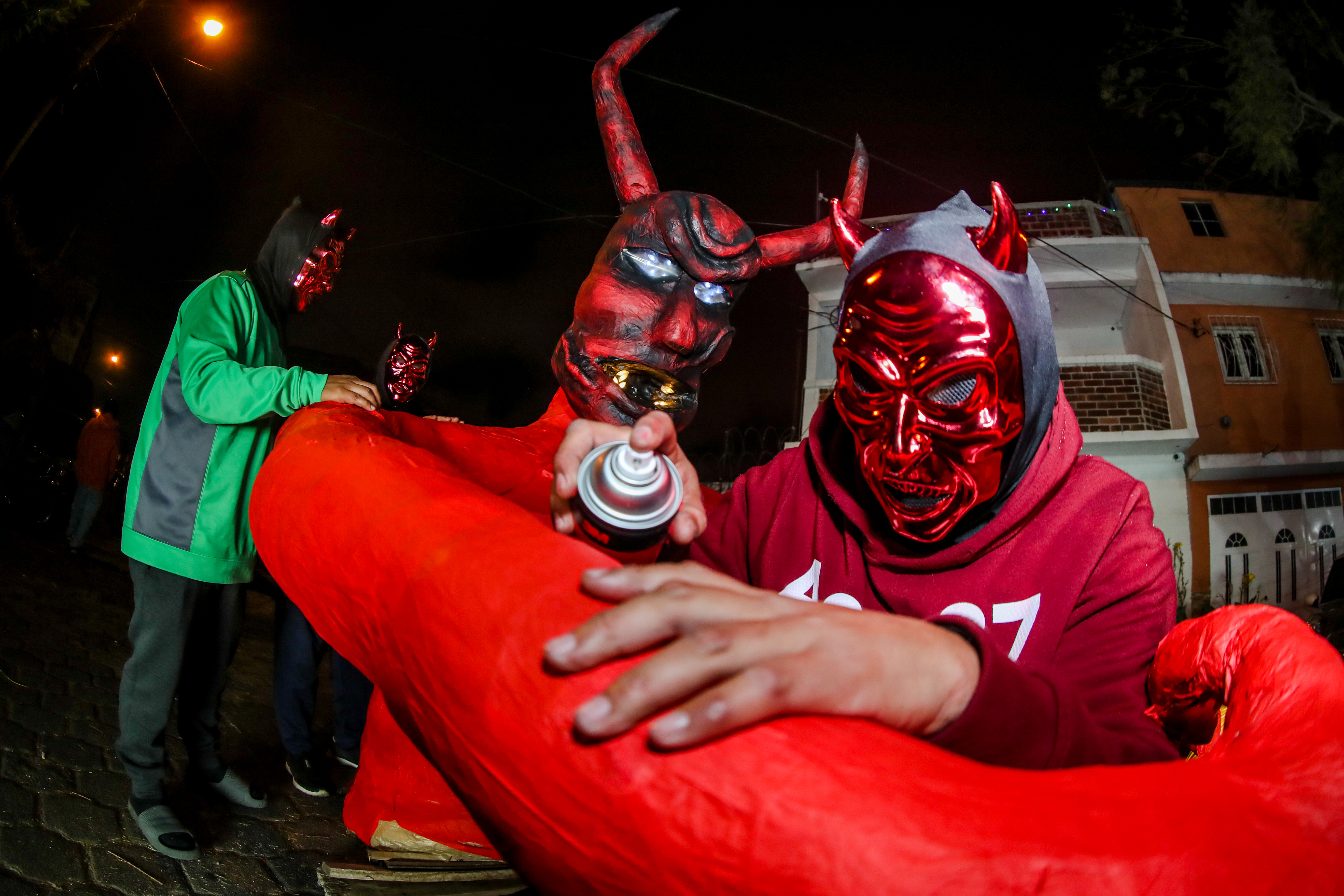 Detrás del fuego: cómo se organiza la quema del diablo en Guatemala y quiénes mantienen viva la tradición