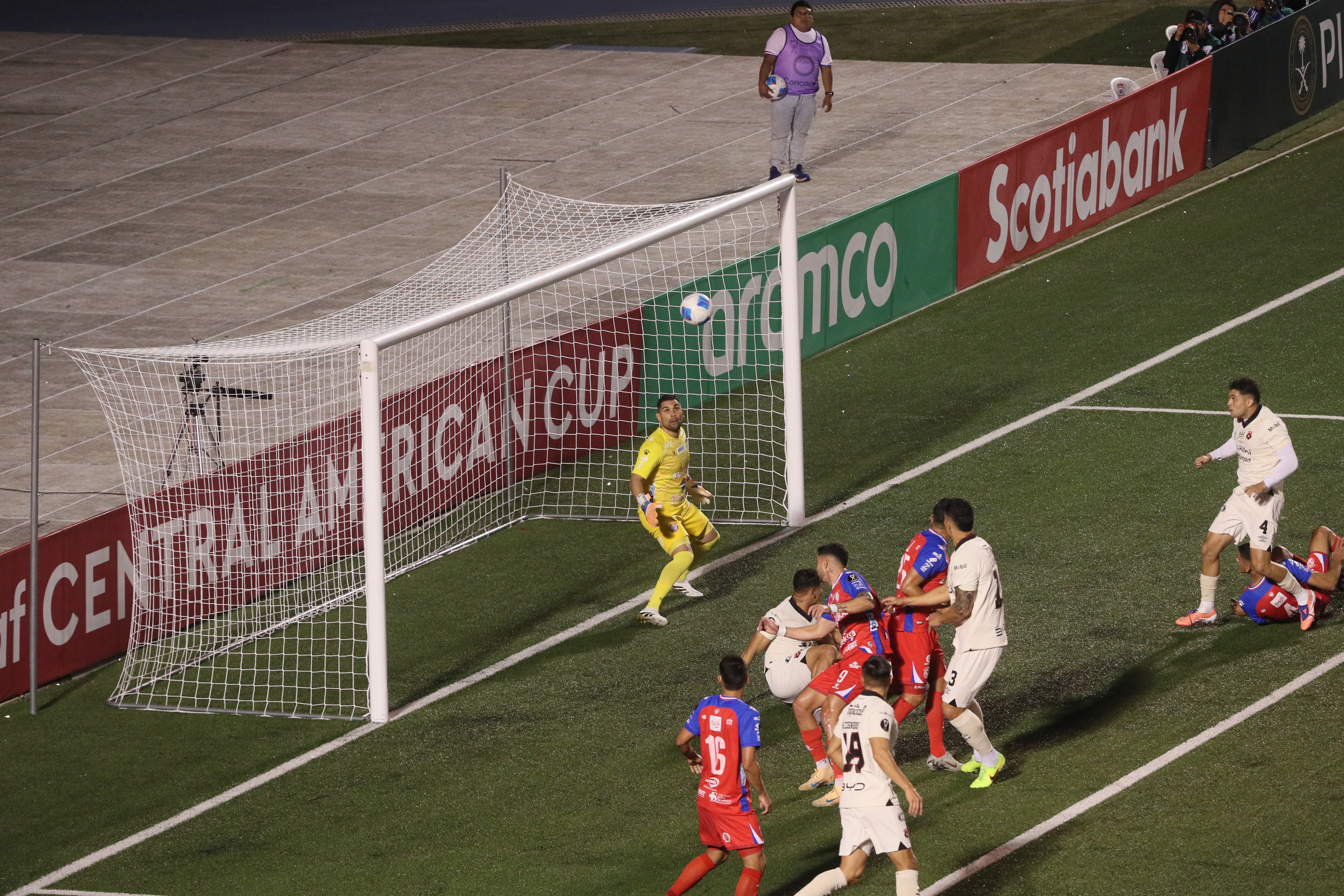la Liga Deportiva Alajuelense se coronó campeón de la Copa Centroamericana 2025 al derrotar a Xelajú MC en la tanda de penaltis, luego de un empate 1-1 en los 120 minutos y un global de 2-2 en la serie. El cuadro tico mantiene su hegemonía en la región al conseguir el tricampeonato del certamen.

Foto: 
BYRON RIVERA 
04/12/2025