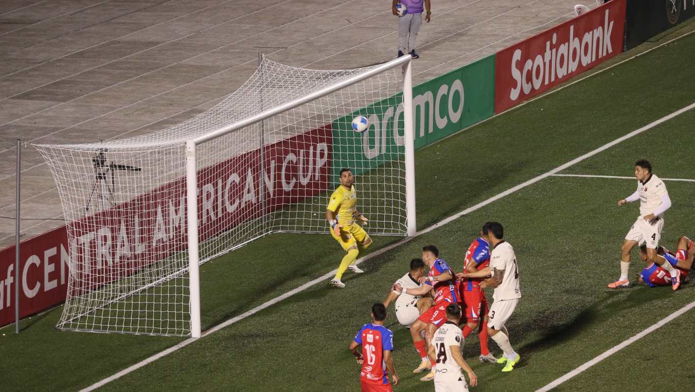 la Liga Deportiva Alajuelense se coronó campeón de la Copa Centroamericana 2025 al derrotar a Xelajú MC en la tanda de penaltis, luego de un empate 1-1 en los 120 minutos y un global de 2-2 en la serie. El cuadro tico mantiene su hegemonía en la región al conseguir el tricampeonato del certamen.
Foto:
BYRON RIVERA
04/12/2025