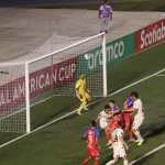 la Liga Deportiva Alajuelense se coronó campeón de la Copa Centroamericana 2025 al derrotar a Xelajú MC en la tanda de penaltis, luego de un empate 1-1 en los 120 minutos y un global de 2-2 en la serie. El cuadro tico mantiene su hegemonía en la región al conseguir el tricampeonato del certamen.
Foto:
BYRON RIVERA
04/12/2025