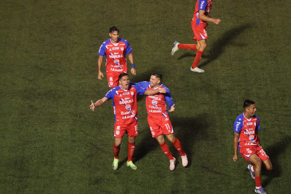 la Liga Deportiva Alajuelense se coronó campeón de la Copa Centroamericana 2025 al derrotar a Xelajú MC en la tanda de penaltis, luego de un empate 1-1 en los 120 minutos y un global de 2-2 en la serie. El cuadro tico mantiene su hegemonía en la región al conseguir el tricampeonato del certamen.

Foto: 
BYRON RIVERA 
04/12/2025