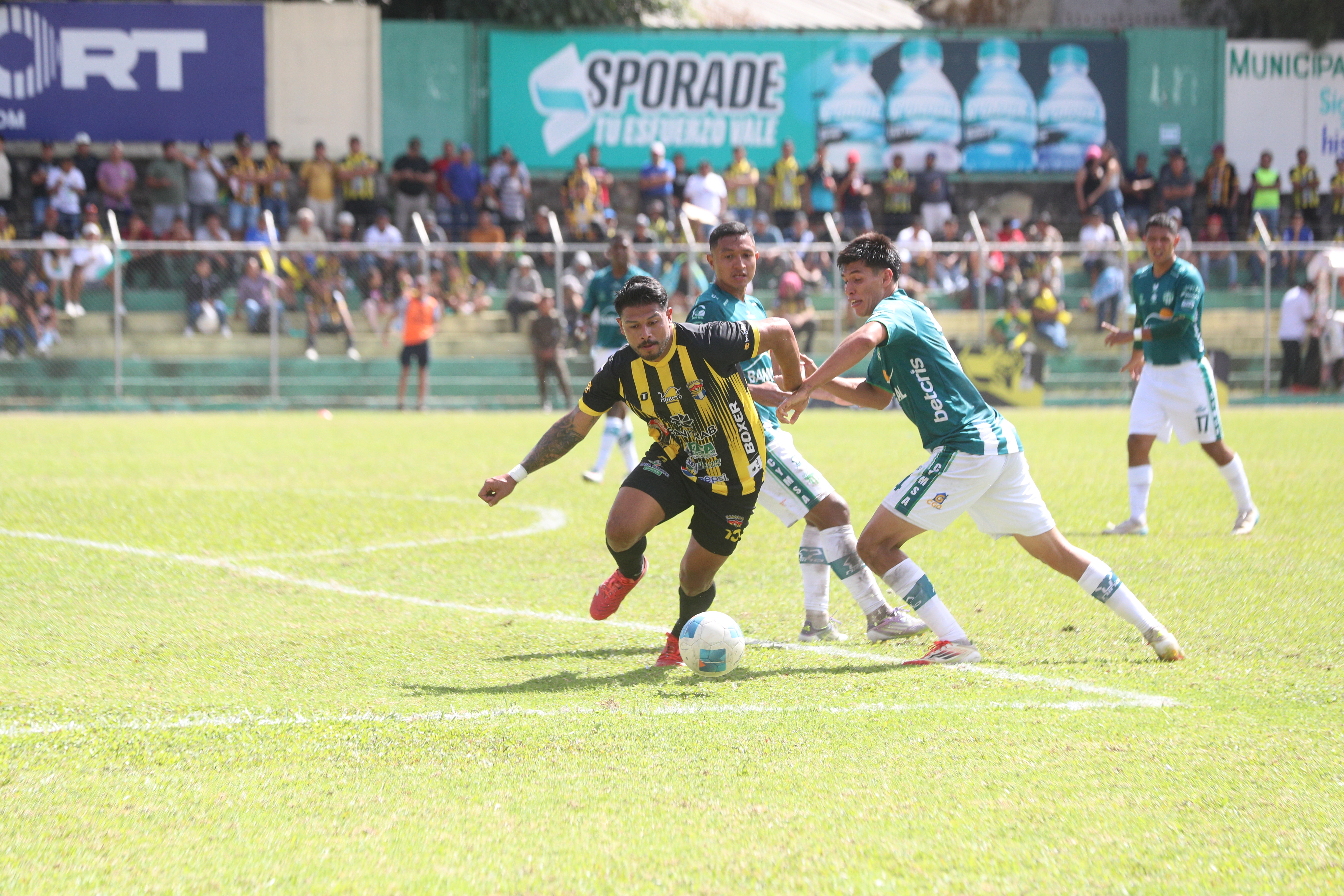 Antigua GFC dio el primer golpe en las semifinales del Torneo Apertura 2025 al vencer 0-1 a Aurora FC en el partido de ida disputado en el Estadio Guillermo Slowing. 


Foto: BYRON RIVERA 
14/12/2025