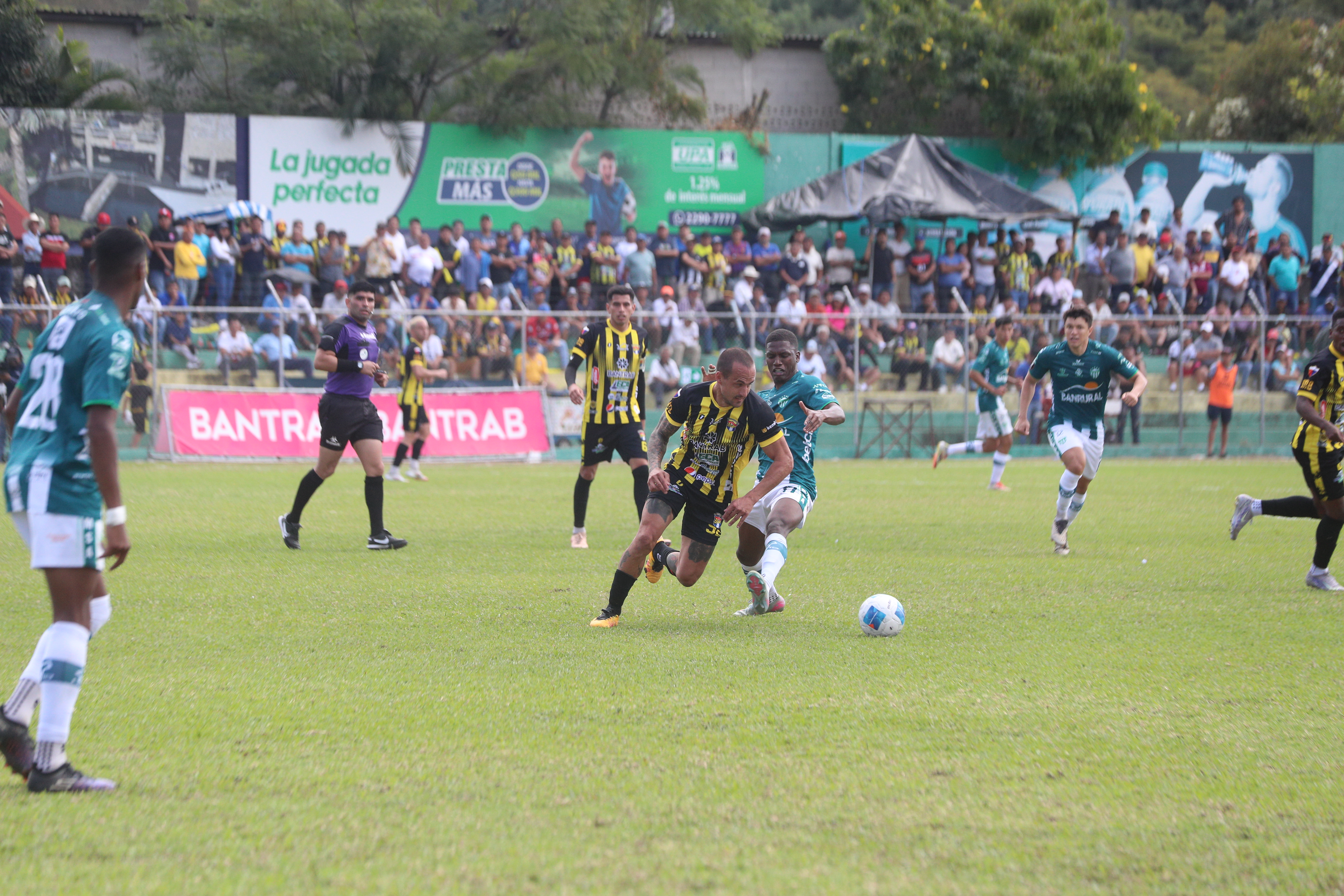 Antigua GFC dio el primer golpe en las semifinales del Torneo Apertura 2025 al vencer 0-1 a Aurora FC en el partido de ida disputado en el Estadio Guillermo Slowing. 


Foto: BYRON RIVERA 
14/12/2025