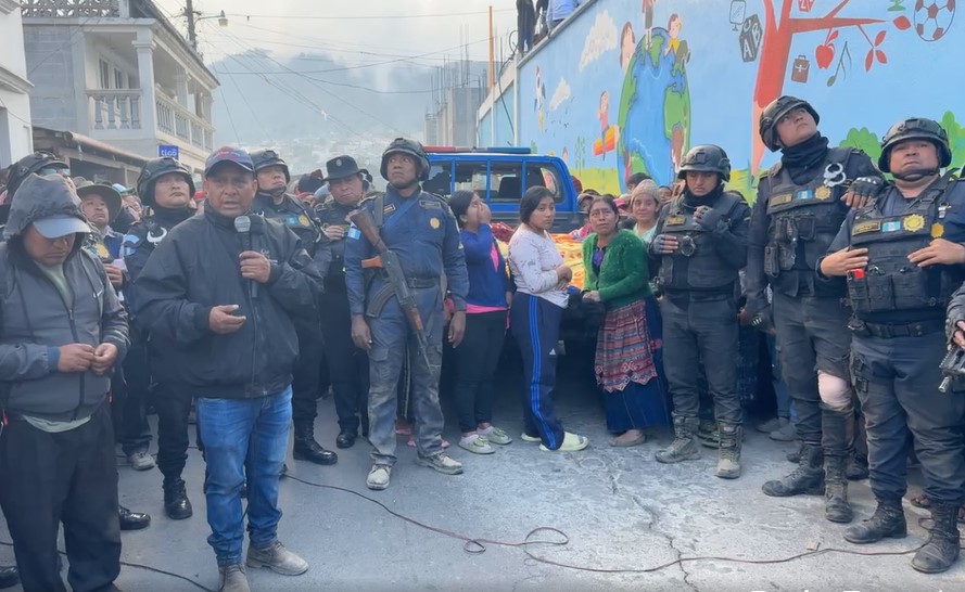 Pobladores de Nahualá liberan paso vehicular tras ocho horas de bloqueo en la ruta Interamericana por incidente armado