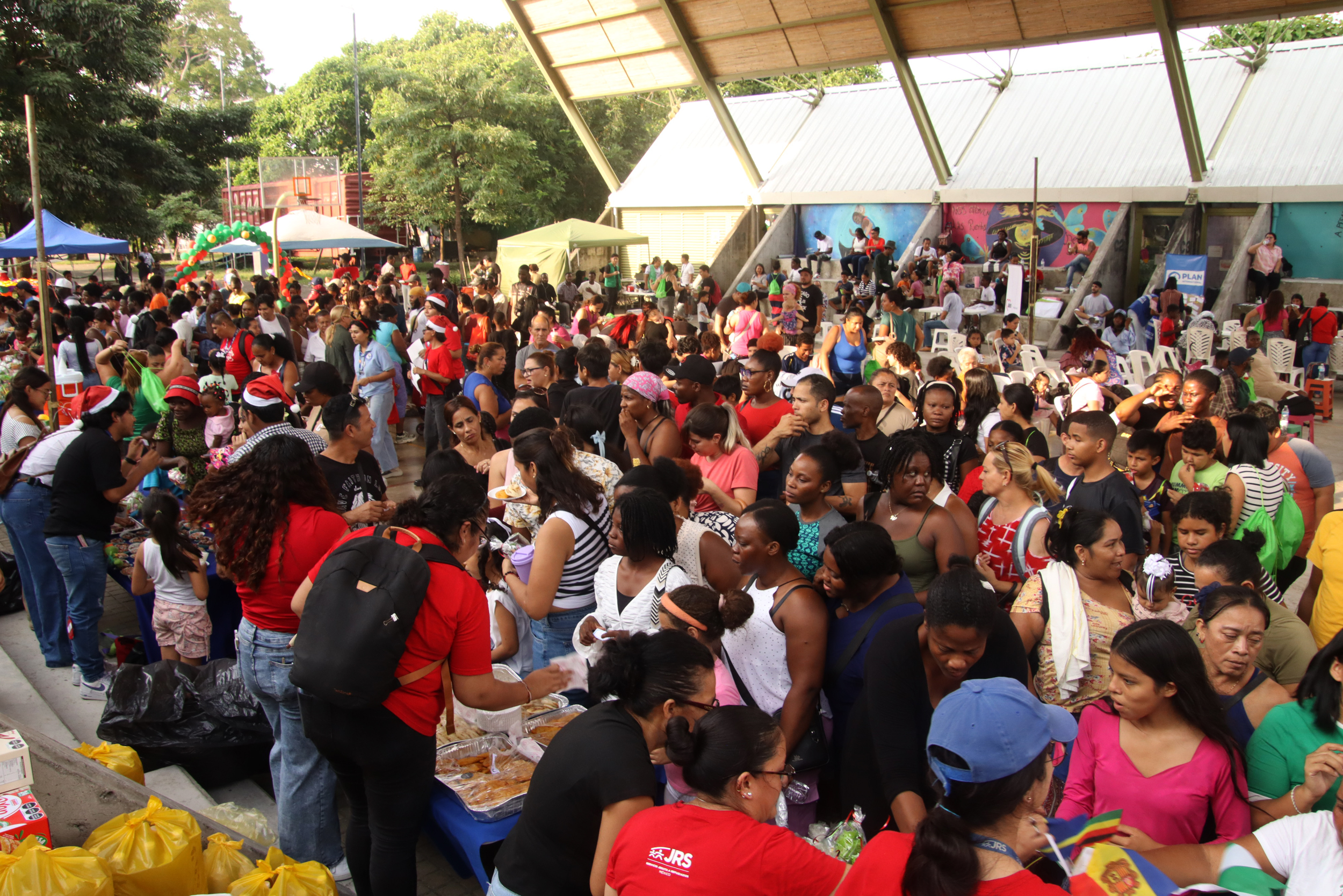MEX1779. TAPACHULA (MÉXICO), 25/12/2025.- Migrantes participan en la tradicional posada navideña este miércoles, en Tapachula, Chiapas (México). Migrantes en la frontera norte y sur de México celebran la Navidad en medio de la incertidumbre y la nostalgia por estar lejos de casa y por no hallar en México un lugar donde puedan establecerse, pero tampoco tienen esperanza de llegar a Estados Unidos, tras las medidas migratorias de Donald Trump. EFE/ Juan Manuel Blanco