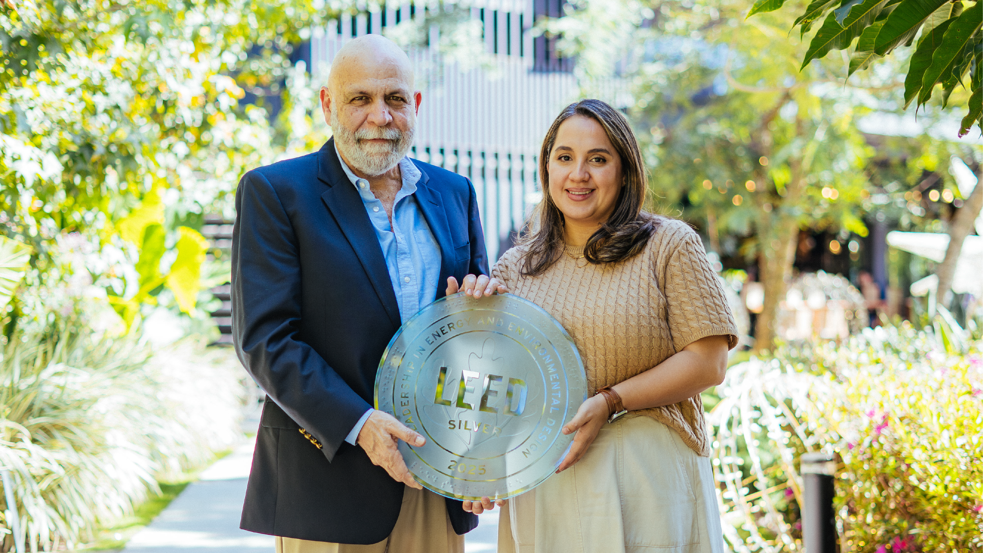 De izquierda a derecha:  Carlos Ramírez, gerente de Desarrollo de Spectrum; y Belem Salomón, gerente de Desarrollo Responsable de Spectrum.  Foto Prensa Libre: Cortesía Spectrum. 