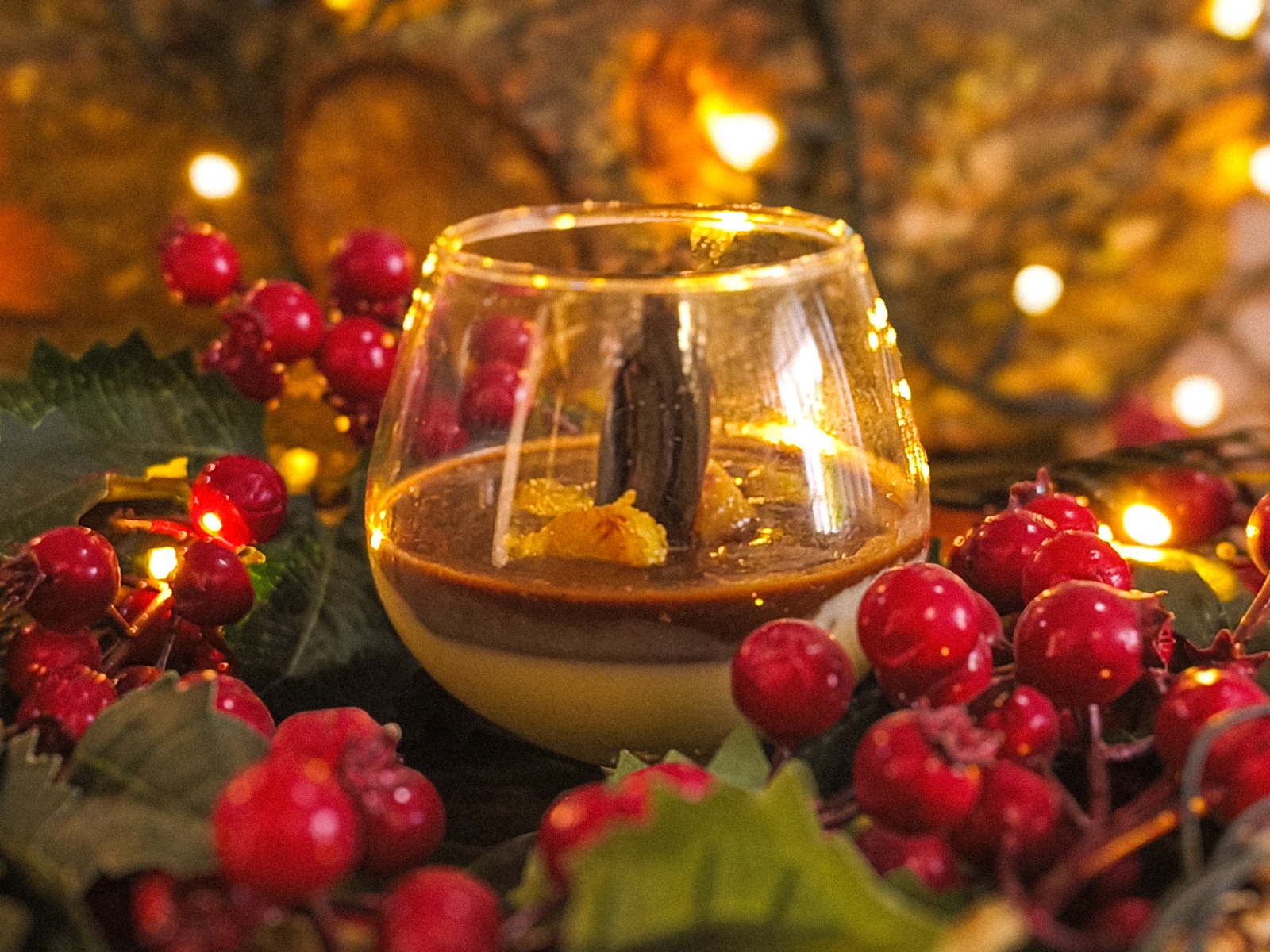 Panna cotta de mole y banano caramelizado, postre preparado por la chef Flor de María Ortiz. (Foto Prensa Libre, Camilo Martínez y Fernanda Bran).