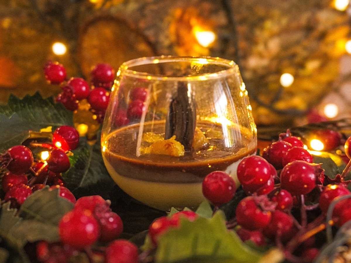 Panna cotta de mole y banano caramelizado, postre preparado por la chef Flor de María Ortiz. (Foto Prensa Libre, Camilo Martínez y Fernanda Bran).