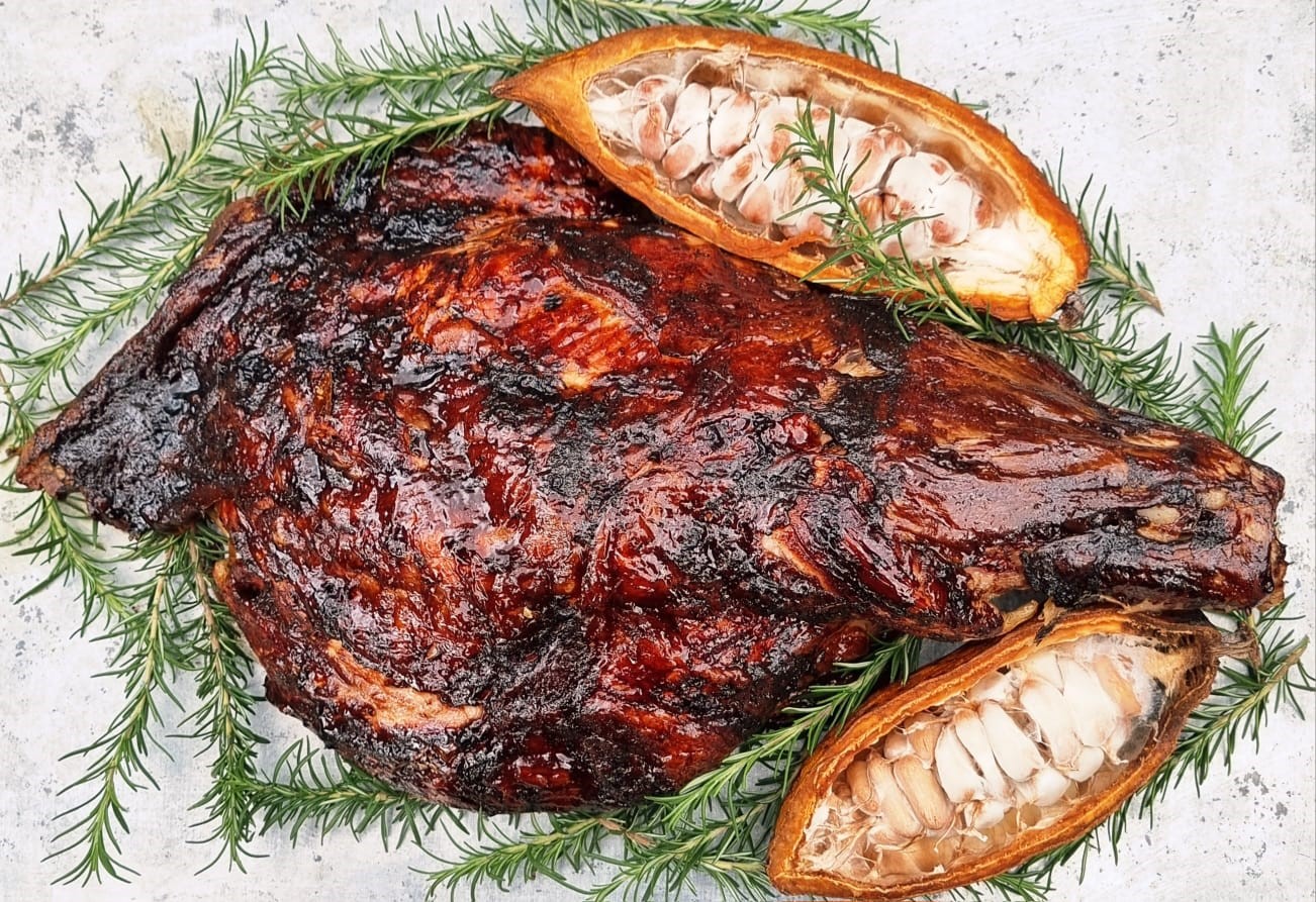 Ingrediente estrella: pierna horneada con salsa de chocolate