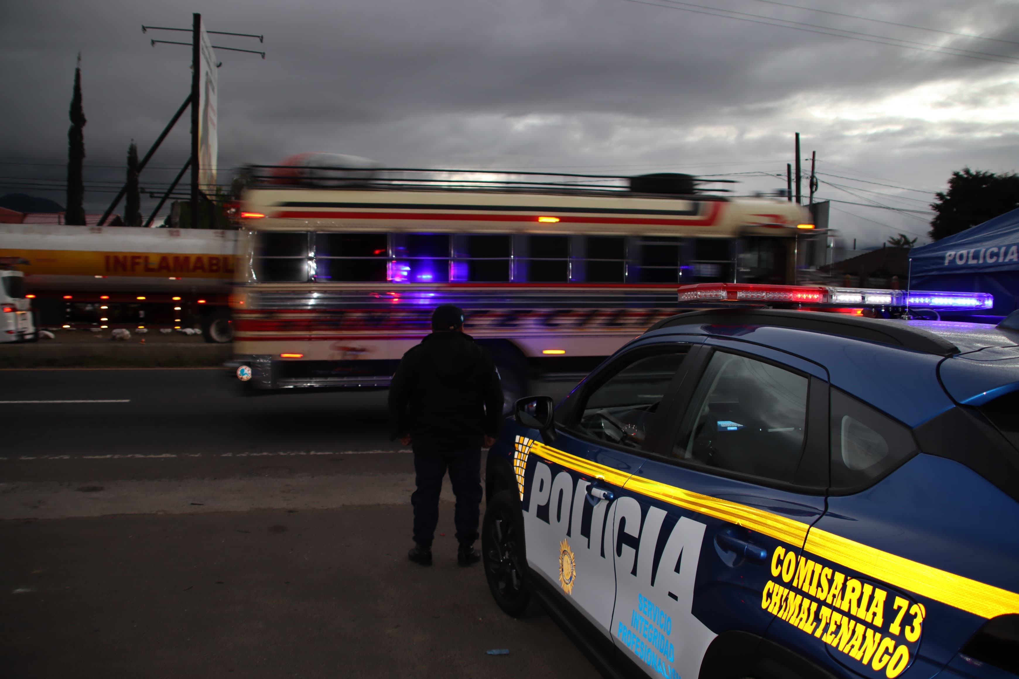 Agentes de la PNC mantienen presencia preventiva en el kilómetro 49.5 de la ruta Interamericana, en El Tejar, Chimaltenango, para resguardar a conductores y pasajeros.(Foto, Prensa Libre: cortesía PNC)
